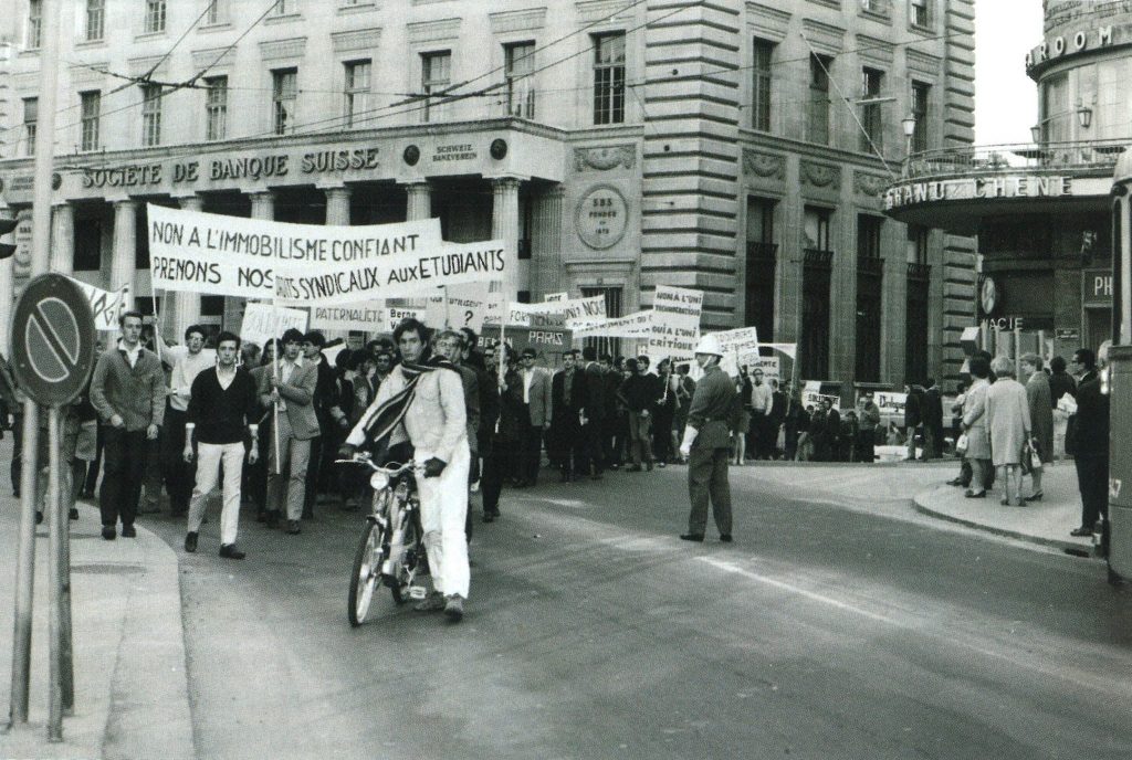 Des étudiant·e·s manifestent avec des banderoles, pour une restructuration des organes universitaires, dans les rues de Lausanne.