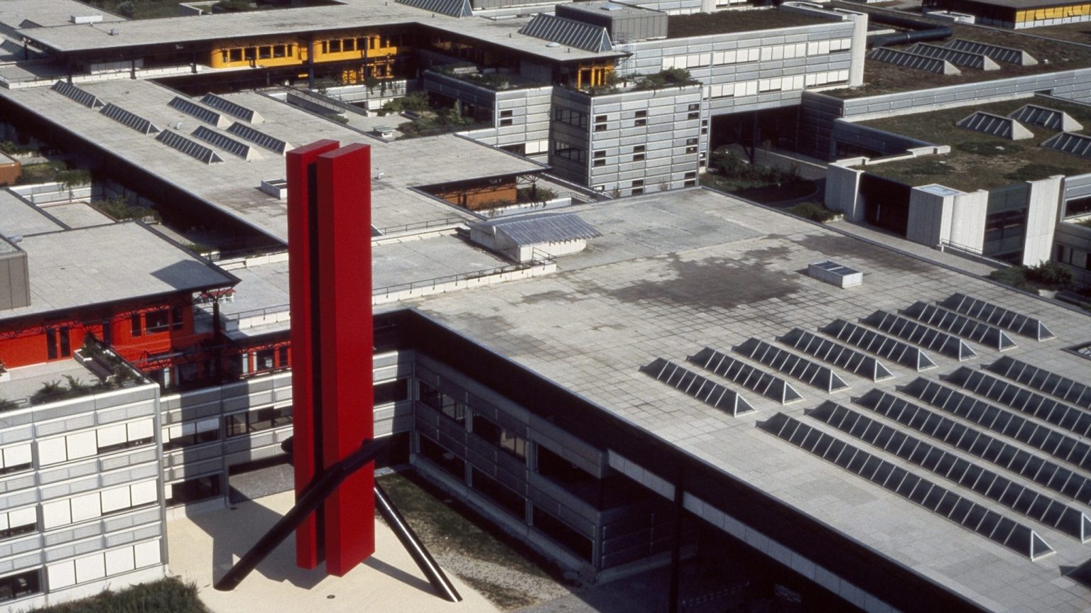 André Nallet, Jocky 27, aluminium et acier, 1979 (ACV, PP 642/85 © Christophe Foetisch) Marquant la porte d’entrée historique de l’EPFL, Jocky 27 domine les bâtiments qui l’entourent et surplombe le campus.