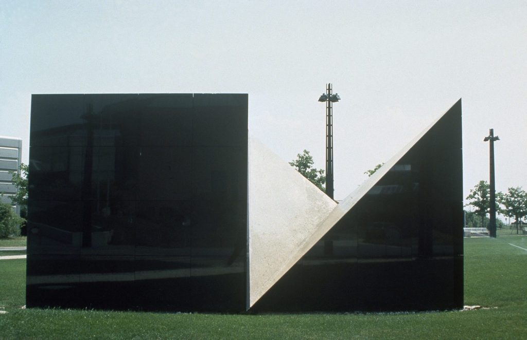 Photographie latérale de la sculpture Élément Noir d’Owsky Kobalt.