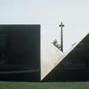 Photographie latérale de la sculpture Élément Noir d’Owsky Kobalt.