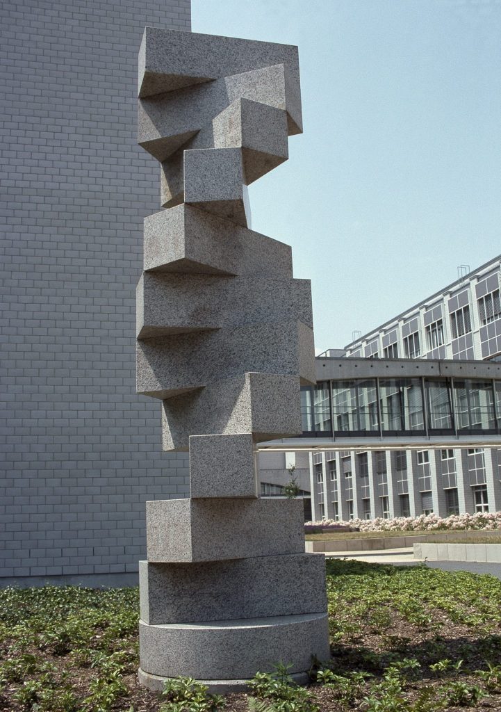 Photographie de la sculpture en granite de Sardaigne de Max Bill, Escalier sans fin.