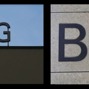 Photographies de deux éléments de signalétique extérieurs pour les bâtiments SG et BP en 2019.
