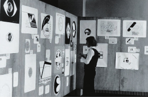 Panneaux d’exposition présentant de nombreuses propositions de logo lors du concours de 1973.