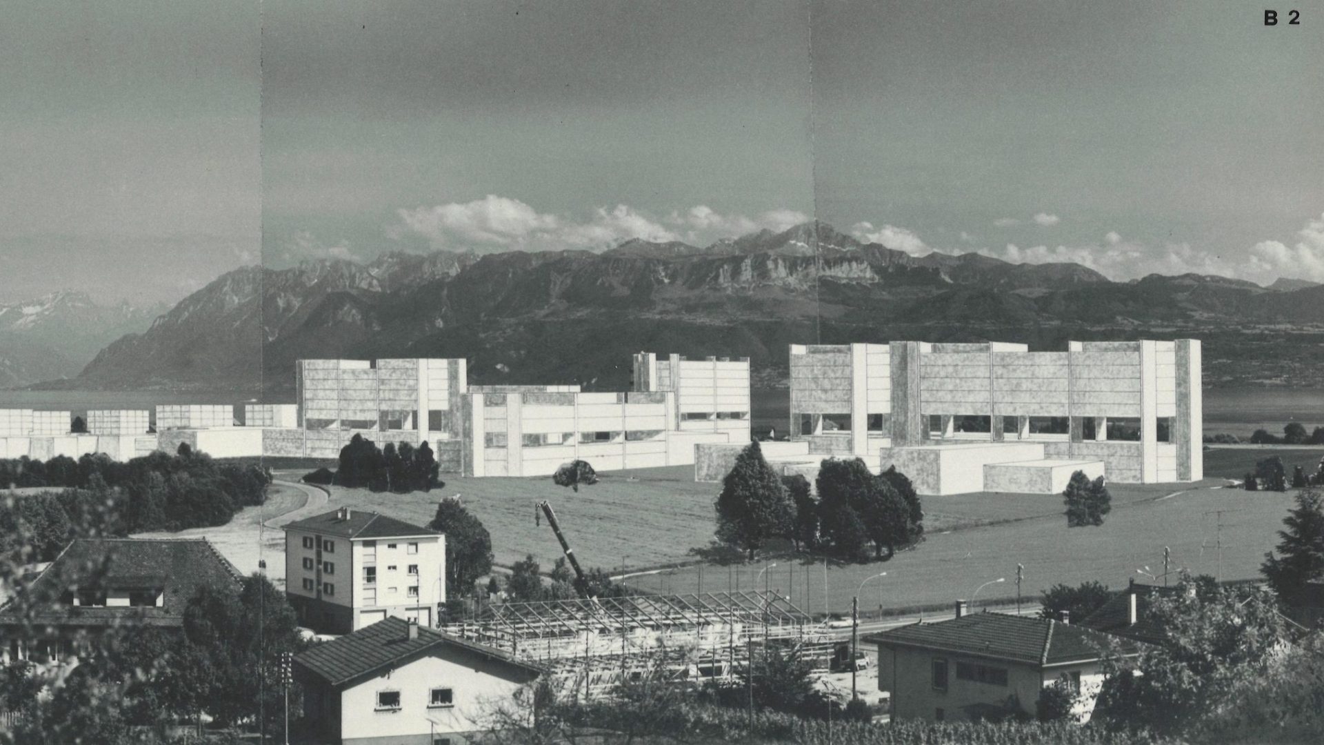 Le volume du projet de 1971 pour la nouvelle EPFL est vu depuis les hauteurs d’Ecublens. Il est représenté en blanc et contraste avec les Alpes en arrière-plan.