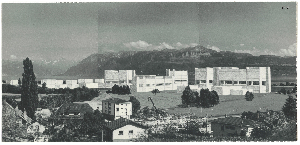 Le volume du projet de 1971 pour la nouvelle EPFL est vu depuis les hauteurs d’Ecublens. Il est représenté en blanc et contraste avec les Alpes en arrière-plan.