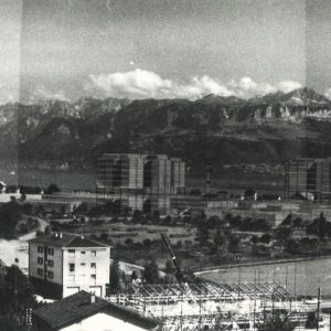 Le volume du projet de 1973 pour la nouvelle EPFL est vu depuis les hauteurs d’Ecublens. Il est représenté dans des tons foncés et se fond dans le paysage.