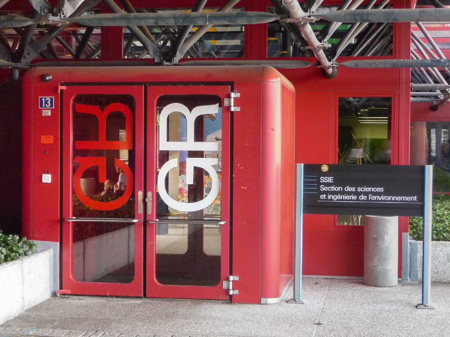 Entrée du bâtiment GR, 2019 (photo Faure) La signalétique de l’entrée combine le système de Georges Calame (à gauche) et celui de Theo Ballmer (à droite).