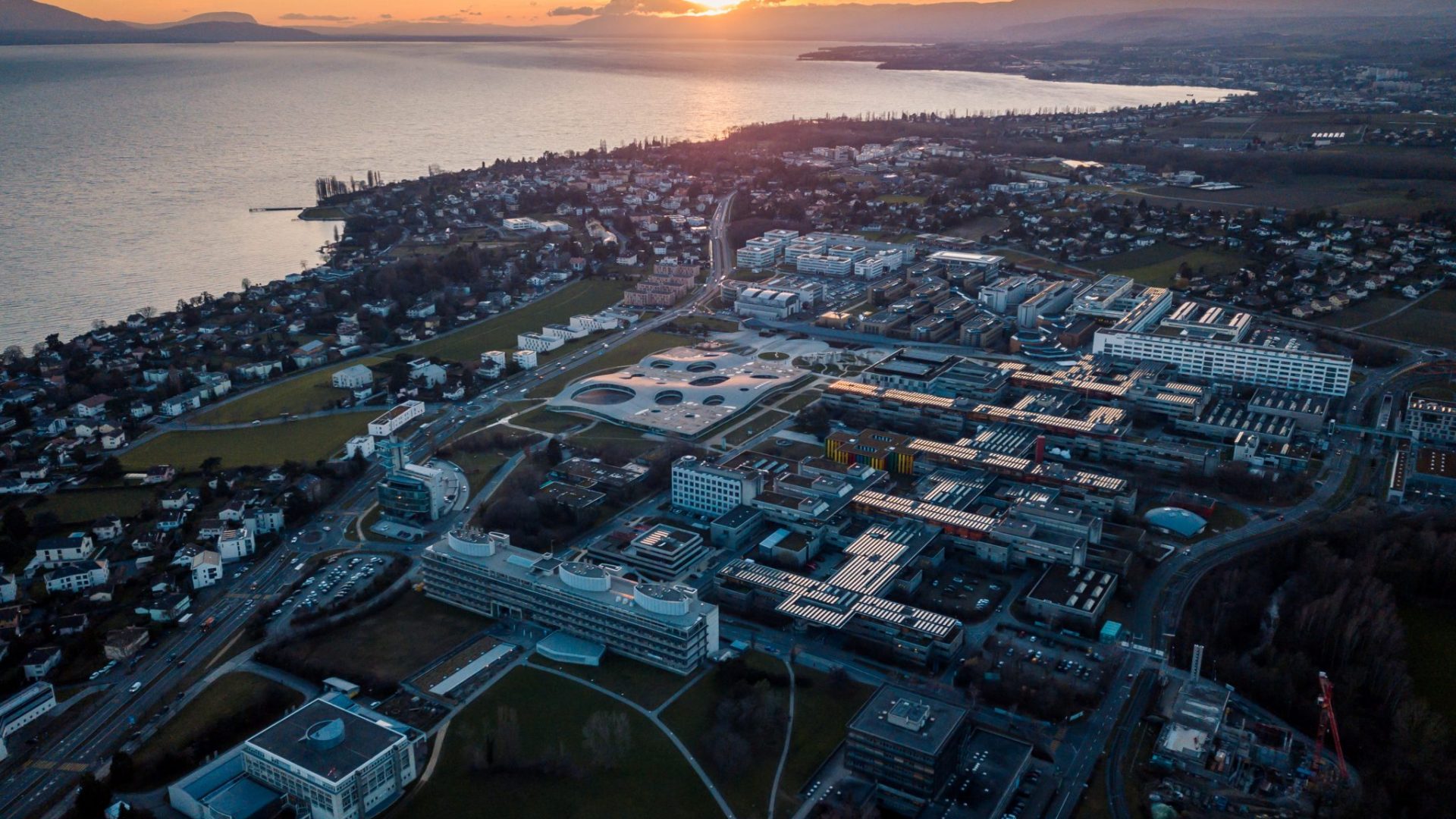 Vue aérienne du campus, avec coucher du soleil sur le Jura © Jamani Caillet / EPFL 2020