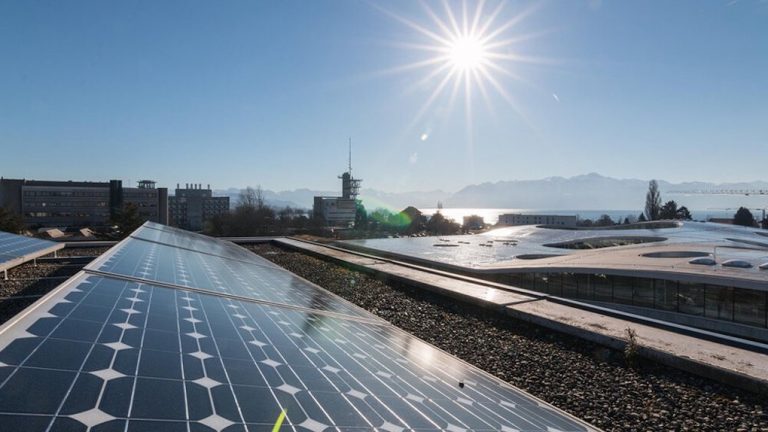 Panneaux solaires installés sur les toits de l'EPFL