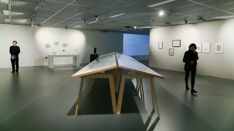 Intérieur d'Archizoom. Des personnes déambulant dans le cadre d'une exposition © Alain Herzog / EPFL