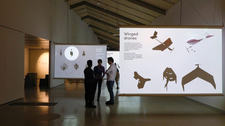 Personnes visitant une exposition à l'intérieur de EPFL Pavilions © Alain Herzog / EPFL