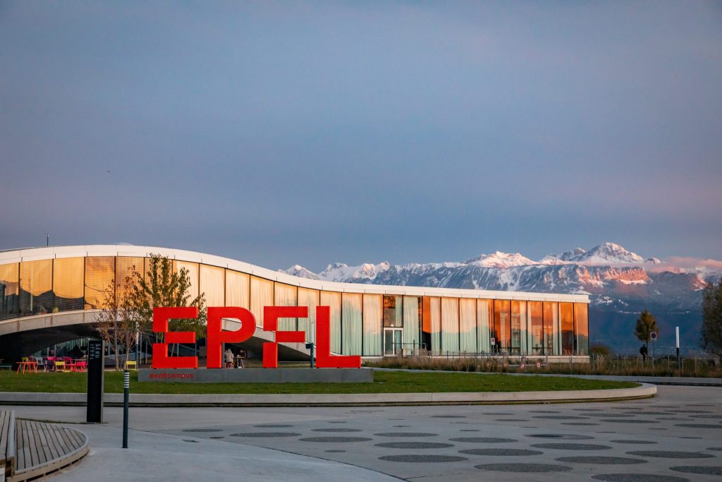 Vue du Rolex avec le nouveau logo EPFL