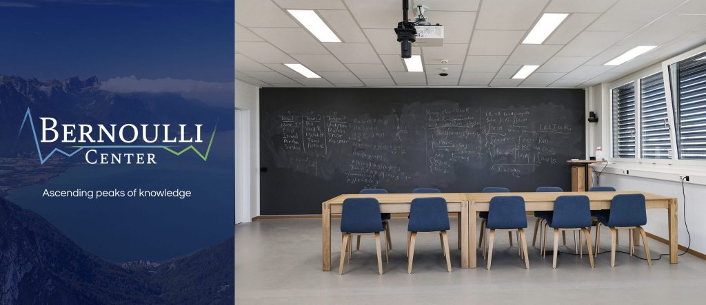 Une salle de cours et de réunion. Au fond, un tableau noir occupant tout le mur. Sur la gauche, le logo du Bernouilli Center en surimpression d'unne vue sur le Léman © DR