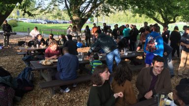 Un repas en extérieur organisé par l'aumonerie de l'EPFL