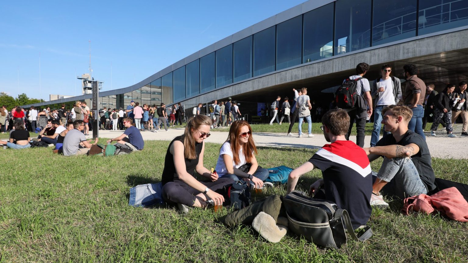 Des étudiantes et étudiants posés devant le Rolex Learning Center © Alain Herzog / EPFL, 2019