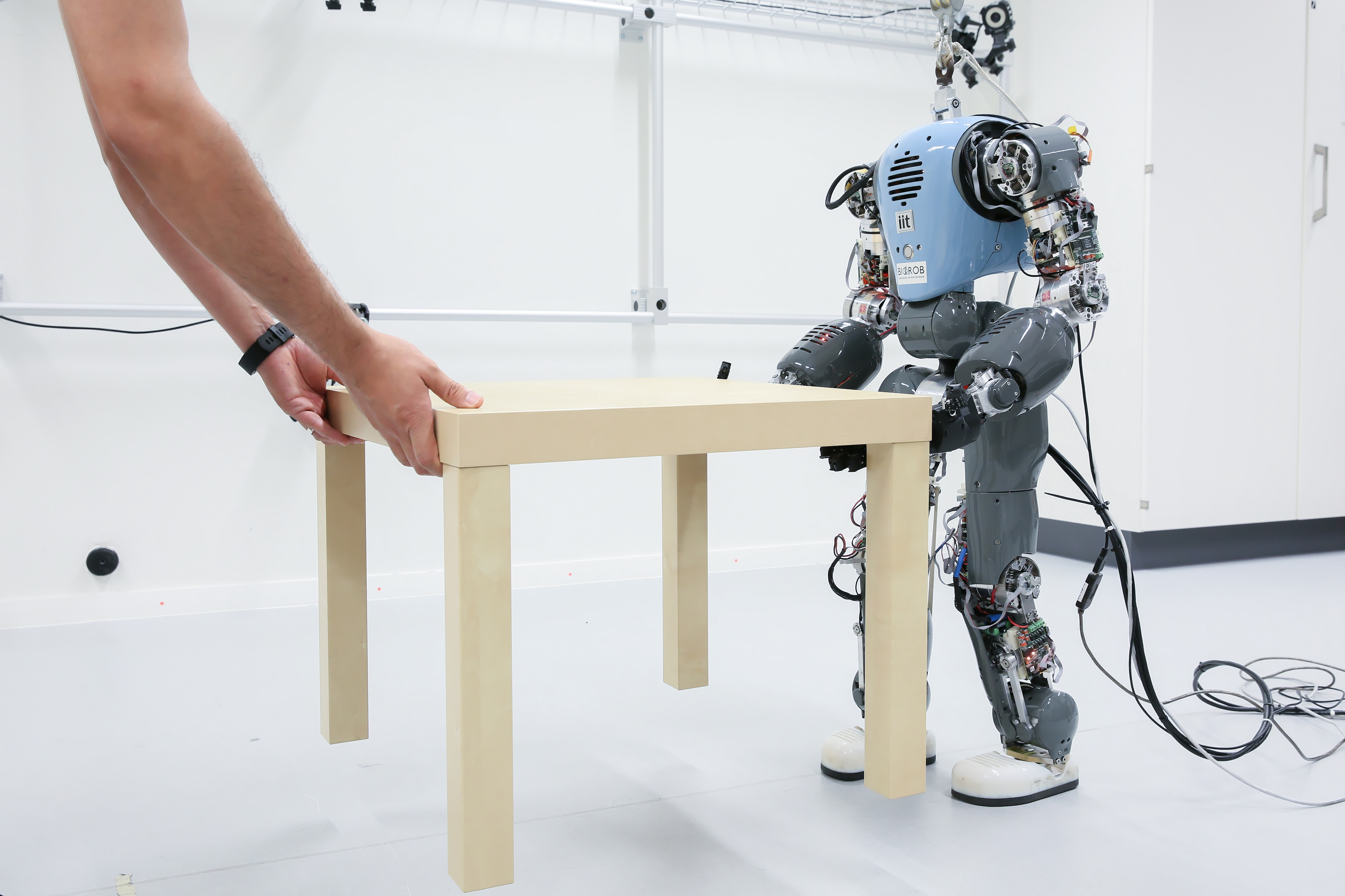 Самая главная задача при создании шагающих роботов. Шагающий робот. Мобильные роботы шагающие. Шагающие антропоморфные роботы. Робот ходит.