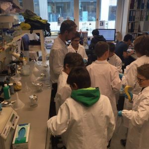 (JOM) DNA extraction from a banana in the Schoonjans lab (10.11.2016) | © EPFL