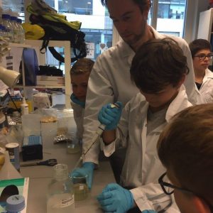 (JOM) DNA extraction from a banana in the Schoonjans lab (10.11.2016) | © EPFL