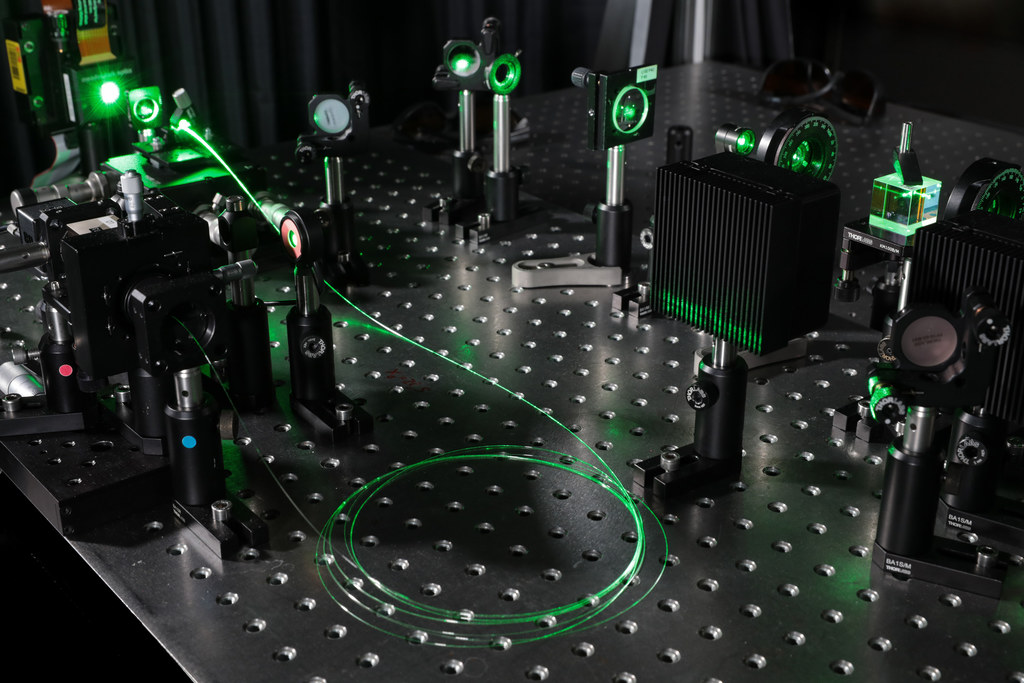 À l’EPFL, des scientifiques ont mis au point une technologie basée sur la fibre optique, qui permet d’économiser de l’énergie et d’augmenter la vitesse de calcul des super ordinateurs. Christophe Moser et Demetri Psaltis. ©Alain Herzog 2021 EPFL
