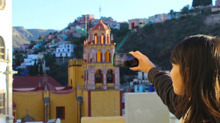 Person taking a pic with a smartphone of a church in Mexico City