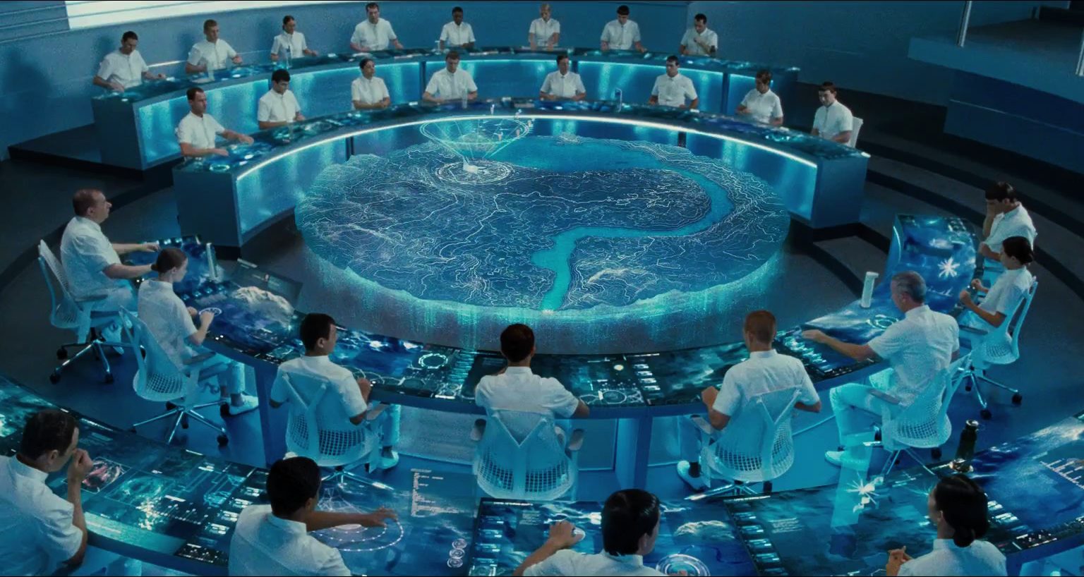 "Hunger Games Control Room". Capture d'écran du film "Hunger Games" (Gary Ross, 2012) prise sur Pinterest. URL : https://www.pinterest.com/pin/369717450631340043/