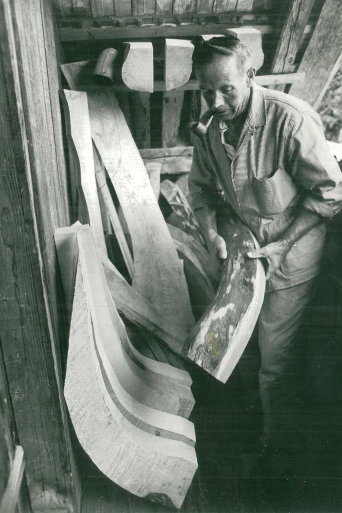 Jusqu’en 1970, les cors des Alpes étaient fabriqués avec des sapins courbés ; actuellement, on utilise des pièces de bois assemblées © Peter Studer
