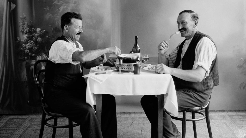 La fondue au studio pour une nouvelle promotion, 1933 © Glasson/Musee gruerien, Bulle, 1933