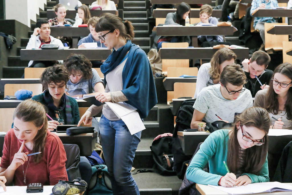 Students on EPFL campus | © EPFL Alain Herzog