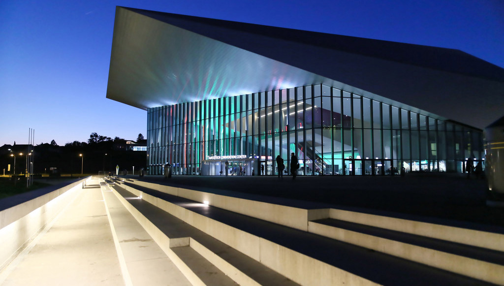 Bâtiment SwissTech Convention Center de nuit