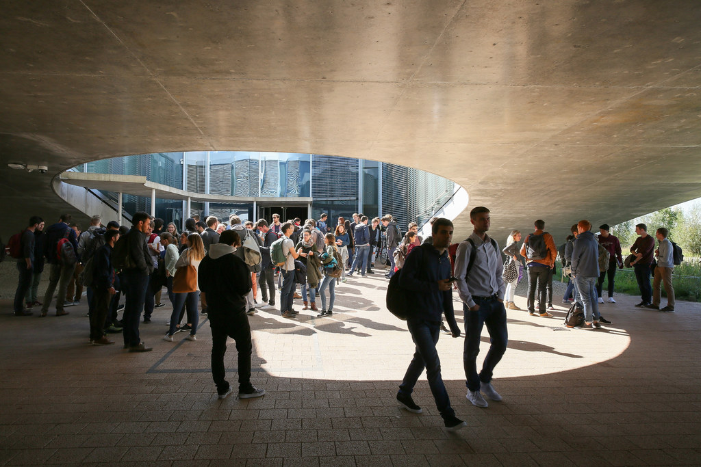 Etudiants sous le Rolex Learning Center EPFL