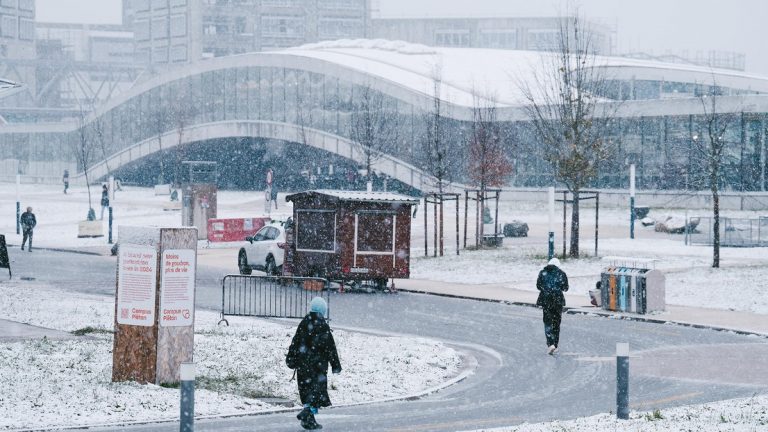 De la neige tombant sur l'Esplanade de l'EPFL @ Adrien Buttier / EPFL 2020