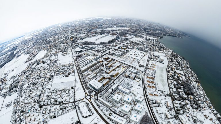 Vue aérienne du campus EPFL Lausanne, sous la neige @ Jamani Caillet / EPFL 2023