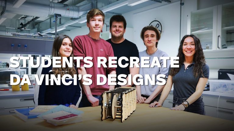 Cinq étudiantes et étudiants en génie mécanique de l'EPFL, devant une reproduction d'une machine de Léonard de Vinci © Alain Herzog, EPFL 2023