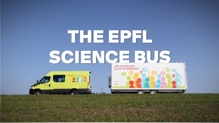 Le Bus des sciences de l'EPFL traversant une campagne vaudoise